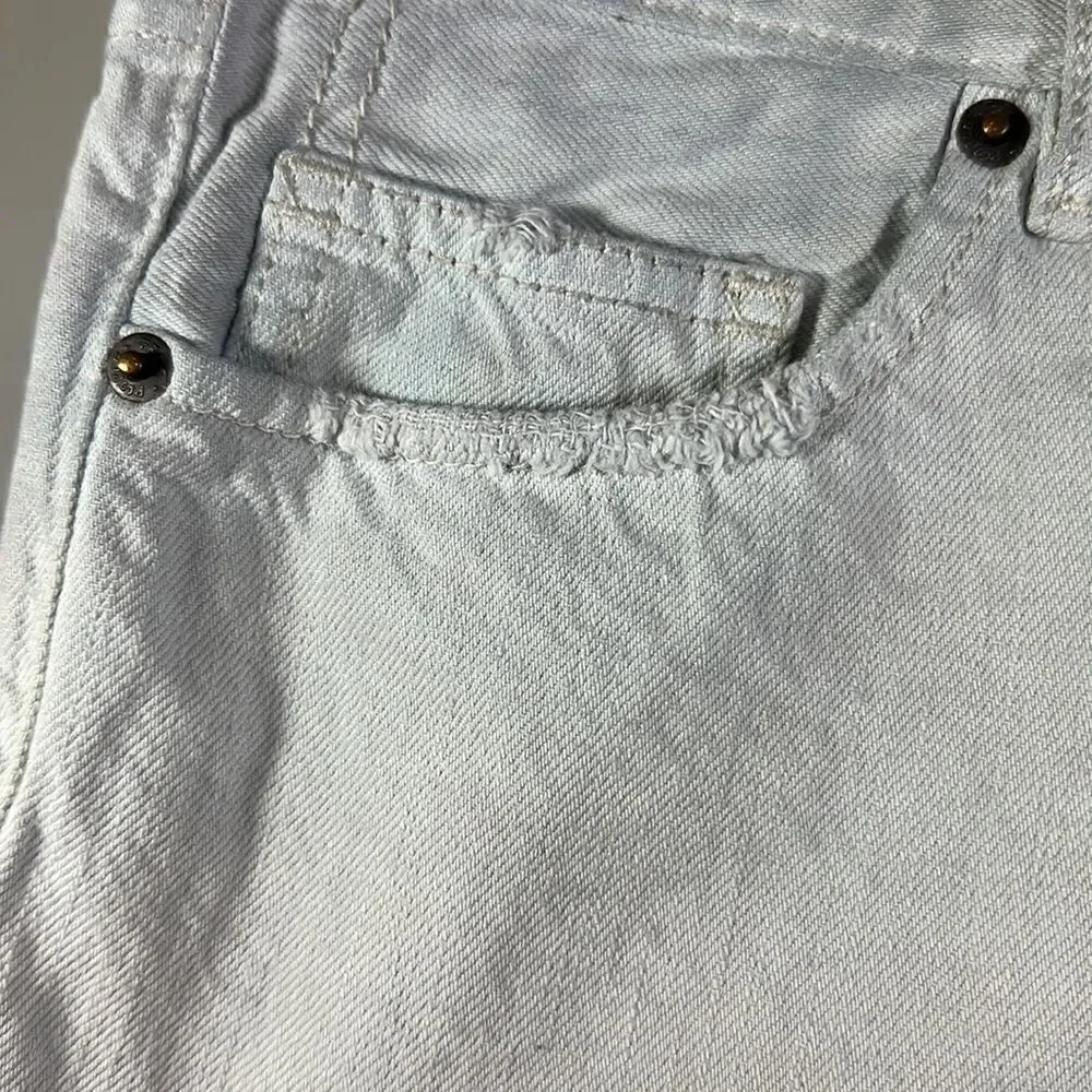 FREE PEOPLE Women’s Button Fly Frayed Hem Boho Denim Shorts Light Wash Size 28